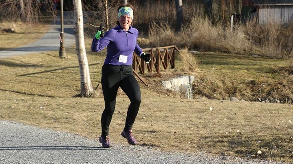 Bente Langøigjelten er tydelig fornøyd med å være i gang med Gå-Joggen i nabolaget. 