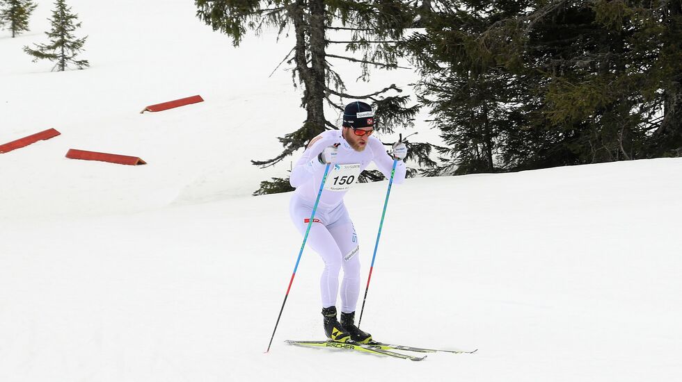 Martin Johnsrud Sundby i ensom majestet i sitt eget hytteparadis . Påskeaften arrangerer Martin sitt eget renn for store og små, Monsterbakken Opp, utenfor hyttedøra si. (Foto: Kjell Arild Andersen)