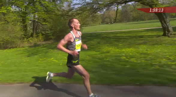 Sondre Norstad Moen etter 2 timers løping i Hannover Marathon Sondre Norstad Moen etter 2 timers løping i Hannover Marathon