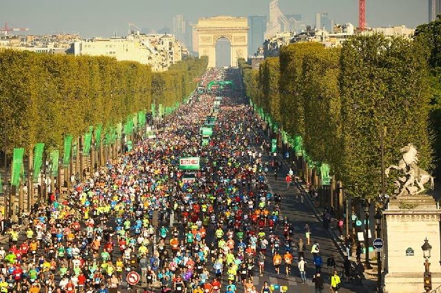 Fra årets og den 41. utgaven av Paris Marathon med start på Champs Elysées og Triumfbuen i bakgrunnen (Foto: Paris Marathon/Facebook).