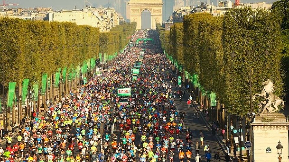 Fra årets og den 41. utgaven av Paris Marathon med start på Champs Elysées og Triumfbuen i bakgrunnen (Foto: Paris Marathon/Facebook).