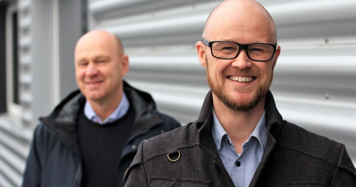 Med briller: Christian Langvatn, produktsjef i Sticos  Bak: Leif Arild Grytbak, Administrerende direktør i Sticos