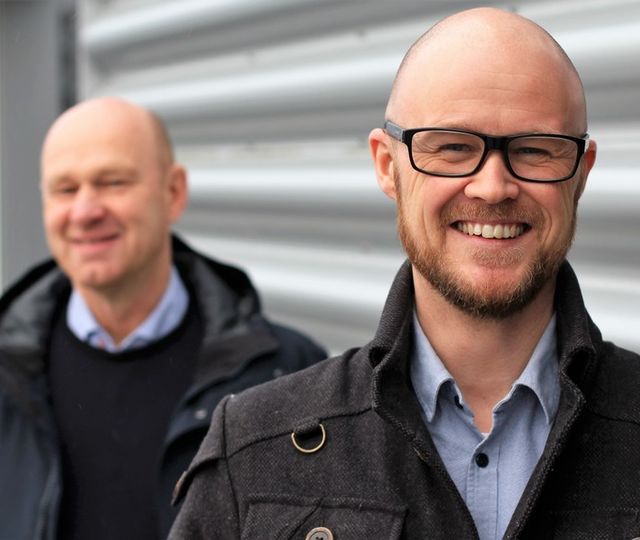 Med briller: Christian Langvatn, produktsjef i Sticos  Bak: Leif Arild Grytbak, Administrerende direktør i Sticos