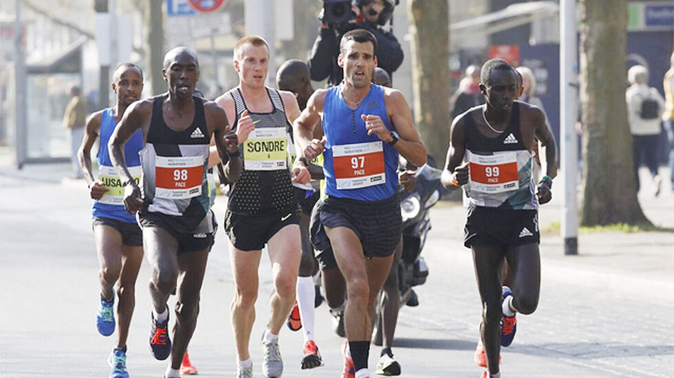 Sondre Nordstad Moen lå fint med i tetfeltet i Hannover Marathon. (Foto: arrangøren)
