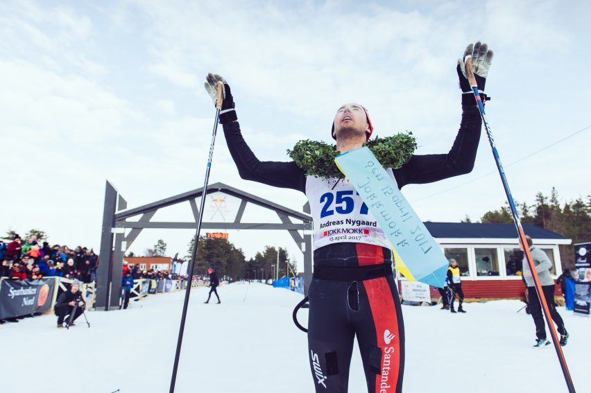 Andreas Nygaard passerer mål etter 220 km på ski. (Foto: Nordenskiöldsloppet)