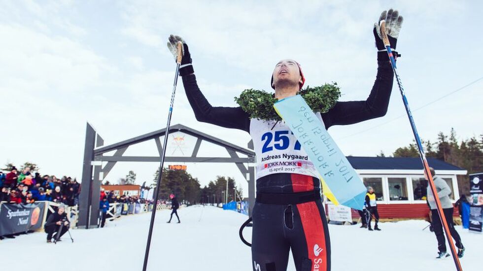 Andreas Nygaard passerer mål etter 220 km på ski. (Foto: Nordenskiöldsloppet)