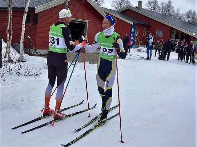 Karstein Johaug jr. (til høyre) gratulerer Niklas Dyrhaug med nok en seier i Kromgruverennet. (Foto: Carina Ødegård Øglænd)