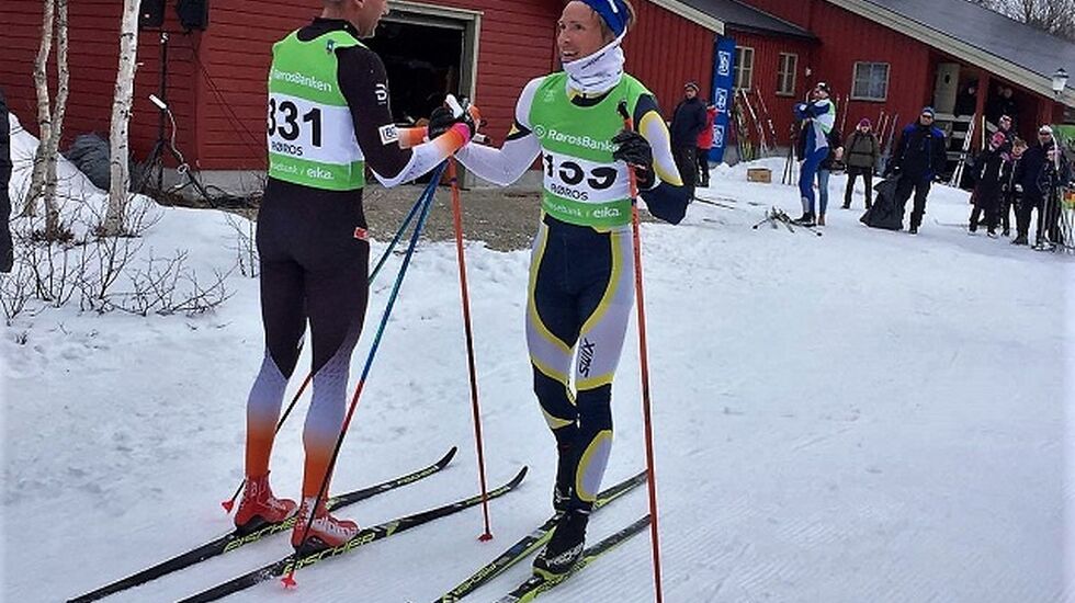 Karstein Johaug jr. (til høyre) gratulerer Niklas Dyrhaug med nok en seier i Kromgruverennet. (Foto: Carina Ødegård Øglænd)