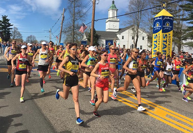 Kvinner elite starter ca. en halvtime før herre- og massefeltet i Boston. Med sola i fjeset og vinden i ryggen legger de av gårde fra Hopkinton. (Foto: arrangøren)