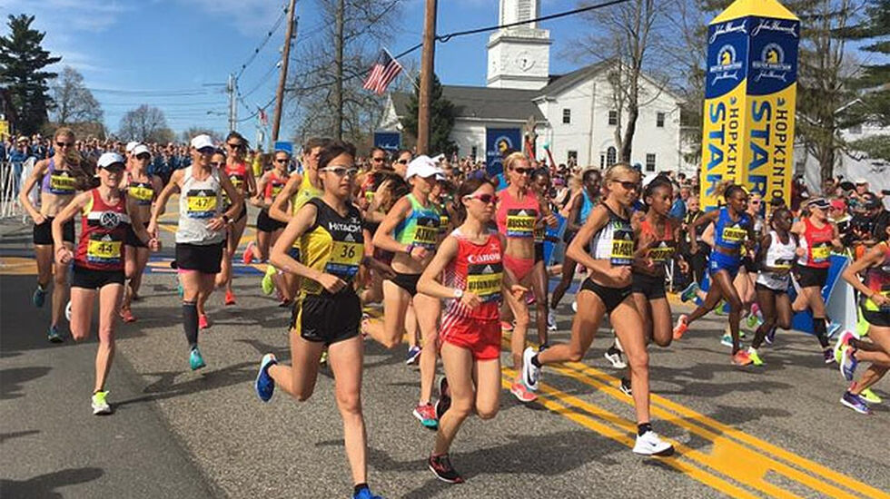 Kvinner elite starter ca. en halvtime før herre- og massefeltet i Boston. Med sola i fjeset og vinden i ryggen legger de av gårde fra Hopkinton. (Foto: arrangøren) 