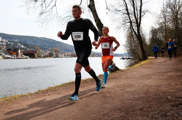Tonje Gresslien vant halvmaraton i fjorårets løp som var 100% snø- og isfritt. Her i hæla på Kim Are Bull Hansen som ble nummer 7 i herreklassen. Foto: Bjørn Hytjanstorp