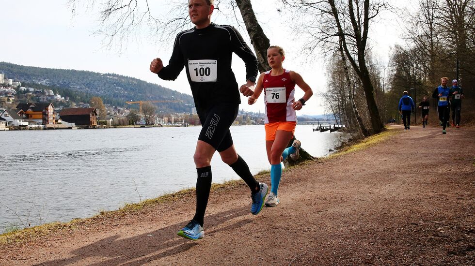 Tonje Gresslien vant halvmaraton i fjorårets løp som var 100% snø- og isfritt. Her i hæla på Kim Are Bull Hansen som ble nummer 7 i herreklassen. Foto: Bjørn Hytjanstorp