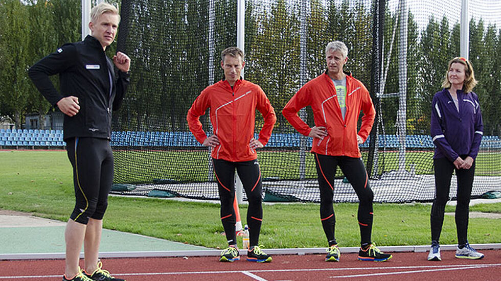 Den tyske triatleten og løpebokforfatteren Dr. Matthias Marquardt demonstrerer øvelser for bedre løpeteknikk under en samling i regi av Asics i Berlin. I denne artikkelen videreformidler Kondis disse øvelsene. (Foto: Bjørn Johannessen)