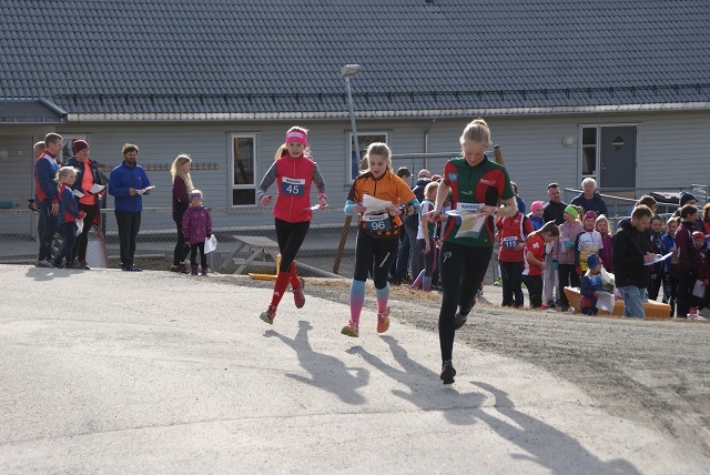 Løpere i god fart ut fra start. (Foto: Stein Arne Negård)