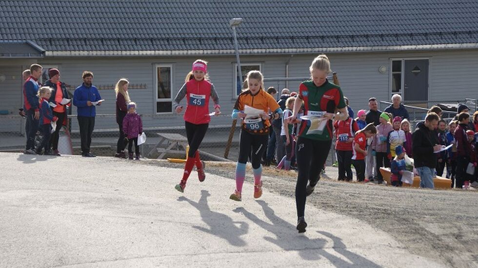 Løpere i god fart ut fra start. (Foto: Stein Arne Negård)