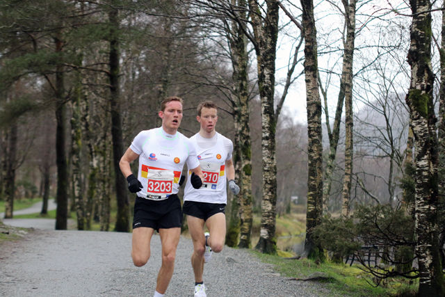 Gular-duoen Jens Bøhmer og Martin Finne i klar ledelse etter en drøy kilometer Gular-duoen Jens Bøhmer og Martin Finne i klar ledelse etter en drøy kilometer