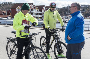 Løypemåler i Kondis, Vidar Dvergedal (til venstre), kontrollmålte i helga Halden Byløp. Rolf Bøhn og Ottar Kvitnes i arrangørklubben Halden IL følger spent med. (Alle foto: Bjørn Johannessen)