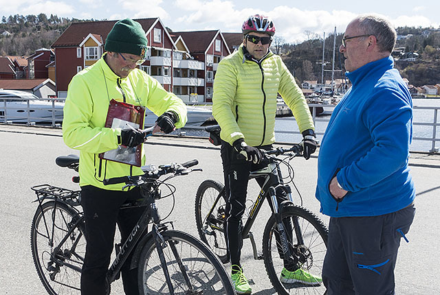 Løypemåler i Kondis, Vidar Dvergedal (til venstre), kontrollmålte i helga SA-løpet i Sarpborg. På bildet er det Halden Byløp som kontrollmåles i fjor. Foto: Bjørn Johannessen)