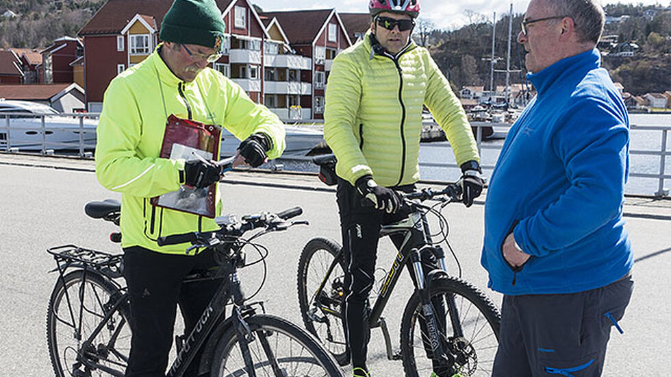 Løypemåler i Kondis, Vidar Dvergedal (til venstre), kontrollmålte i helga SA-løpet i Sarpborg. På bildet er det Halden Byløp som kontrollmåles i fjor. Foto: Bjørn Johannessen)