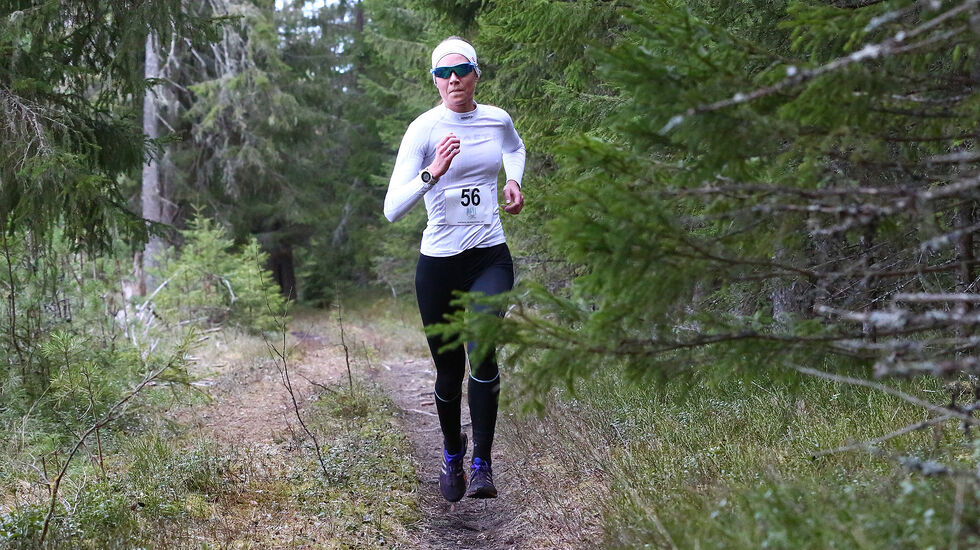 Karoline Næss var suverent raskest i kvinneklassen i det første løpet i årets Nordkisa skogkarusell. (Foto: Bjørn Hytjanstorp)