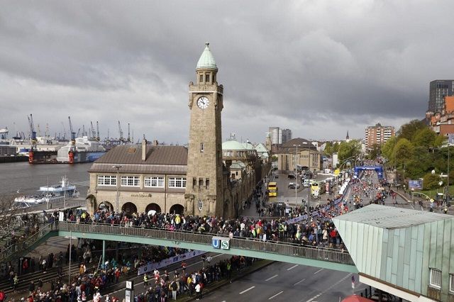 Fra årets Hamburg Marathon og et strekk av løypa hvor den går langs Elben (Arrangørfoto).