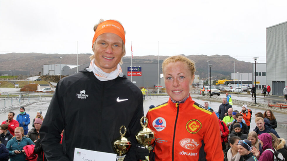 Sondre Øvre-Helland og Eli Anne Dvergsdal med pokal og gavekort