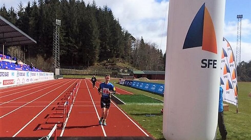 Helge Hafsås i mål til nok en seier i Rett Vest i Florø lørdag. (Arrangørfoto)