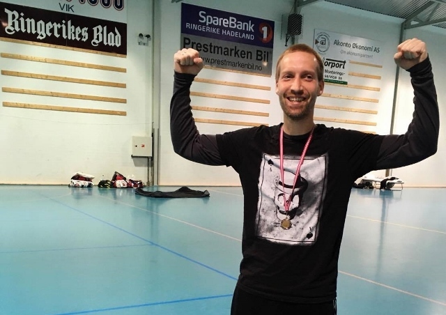 Eirik Totland Pettersen jubler etter å ha løpt 8x Hytteplanmila raskest av alle. (Foto: Hilde Johansen)