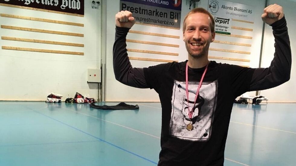 Eirik Totland Pettersen jubler etter å ha løpt 8x Hytteplanmila raskest av alle. (Foto: Hilde Johansen)