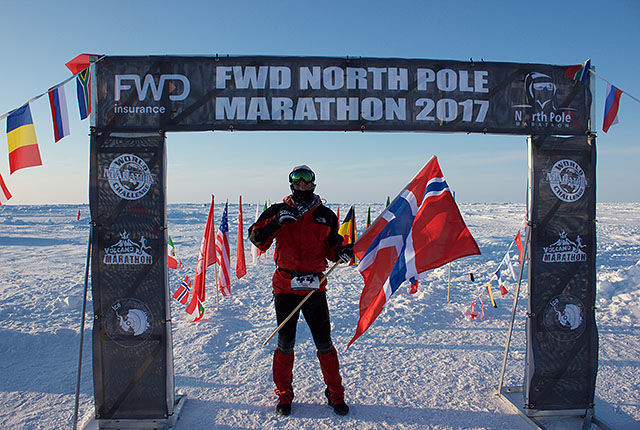 54 løpere fra 20 forskjellige land deltok i årets utgave av North Pole Marathon. Norske Pål Skyrud var en av dem og passerer her målstreken. (Alle foto: privat)