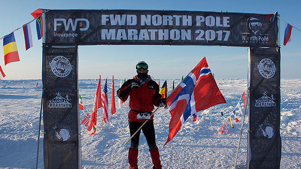 54 løpere fra 20 forskjellige land deltok i årets utgave av North Pole Marathon. Norske Pål Skyrud var en av dem og passerer her målstreken. (Alle foto: privat)