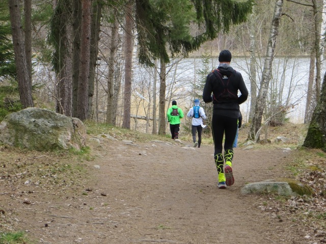 Man ser ikke så mange ansikter under løpet, men desto flere rygger. Det løpes 14 runder x 11,5 km på 100 miles. (Foto: Henning Lauridsen)