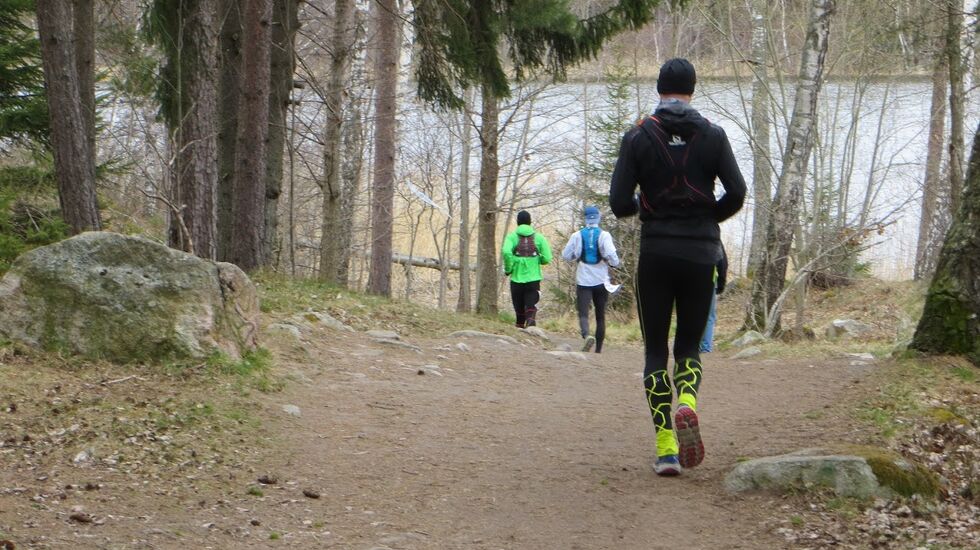 Man ser ikke så mange ansikter under løpet, men desto flere rygger. Det løpes 14 runder x 11,5 km på 100 miles. (Foto: Henning Lauridsen)