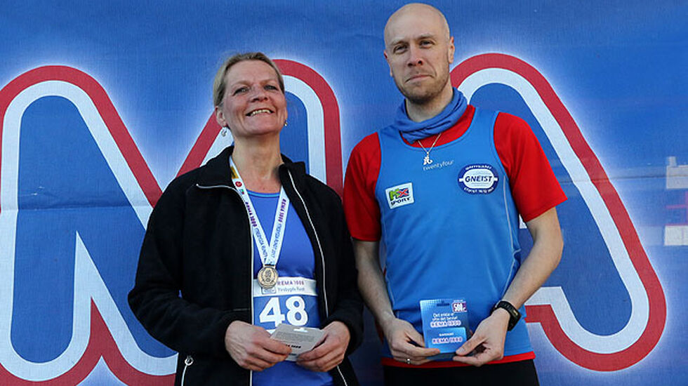 Tone Solholm og Torsten Heitmann kan smile etter seier og hvert sitt gavekort fra REMA 1000