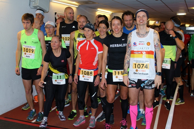 Fra startfeltet på Bislett 24-timers 2016. Årets løpsleder Marit Bjerknes ser vi med startnummer 11. Bjørn Tore Taranger satte en fantastisk norsk relord da han 24 timer senere hadde løpt 257,606 km.