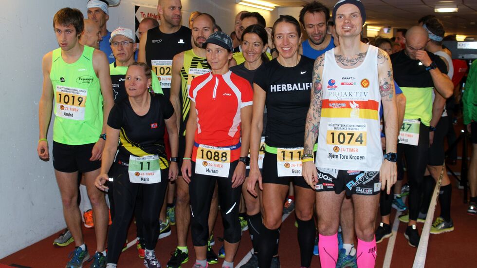 Fra startfeltet på Bislett 24-timers 2016. Årets løpsleder Marit Bjerknes ser vi med startnummer 11. Bjørn Tore Taranger satte en fantastisk norsk relord da han 24 timer senere hadde løpt 257,606 km.