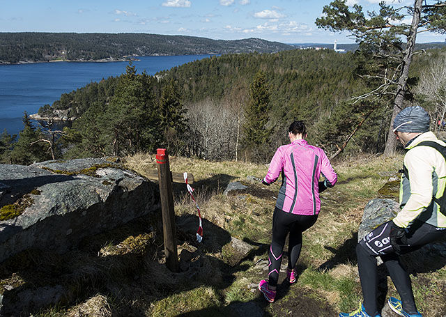 Med sol fra tilnærmet skyfri himmel var det idyllisk utover Iddefjorden for de 74 som løp Monolittløpet. (Alle foto: Bjørn Johannessen)