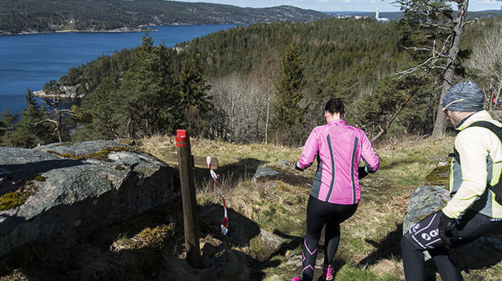 Med sol fra tilnærmet skyfri himmel var det idyllisk utover Iddefjorden for de 74 som løp Monolittløpet. (Alle foto: Bjørn Johannessen)
