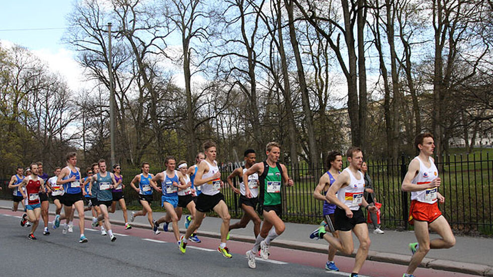 Marius Vedvik dro feltet i Sentrumsløpet og var beste herreløper også om en bruker veterantabellene til å justere for alderen. (Foto: Runar Gilberg) 