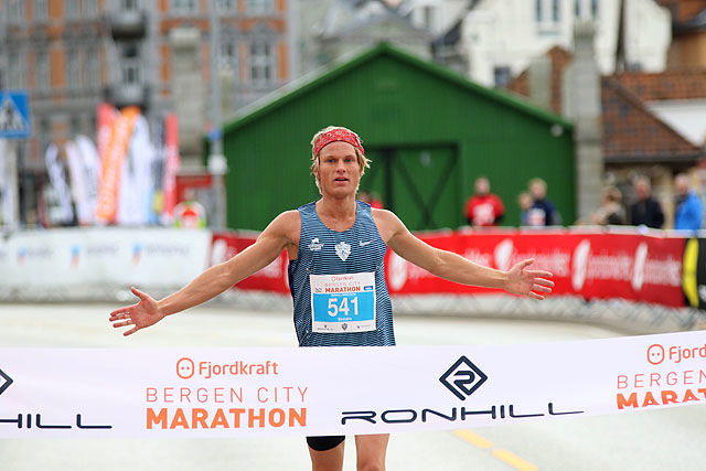 Sondre Øvre Helland vinner helmaraton.