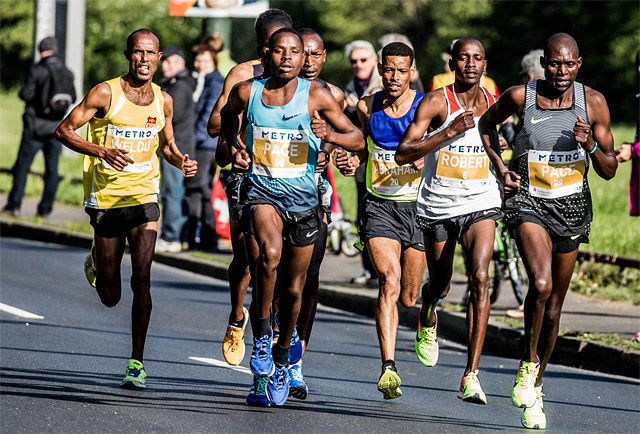 BUL-løperen Weldu Negash Gebretsadik (til venstre) løp inn til andreplass i Düsseldorf Marathon. Robert Chemonges fra Uganda (nest lengst til høyre) vant. (Foto: larasch.de)