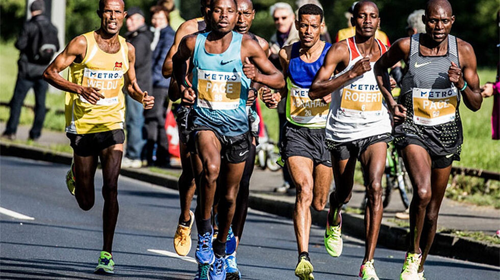 BUL-løperen Weldu Negash Gebretsadik (til venstre) løp inn til andreplass i Düsseldorf Marathon. Robert Chemonges fra Uganda (nest lengst til høyre) vant. (Foto: larasch.de)
