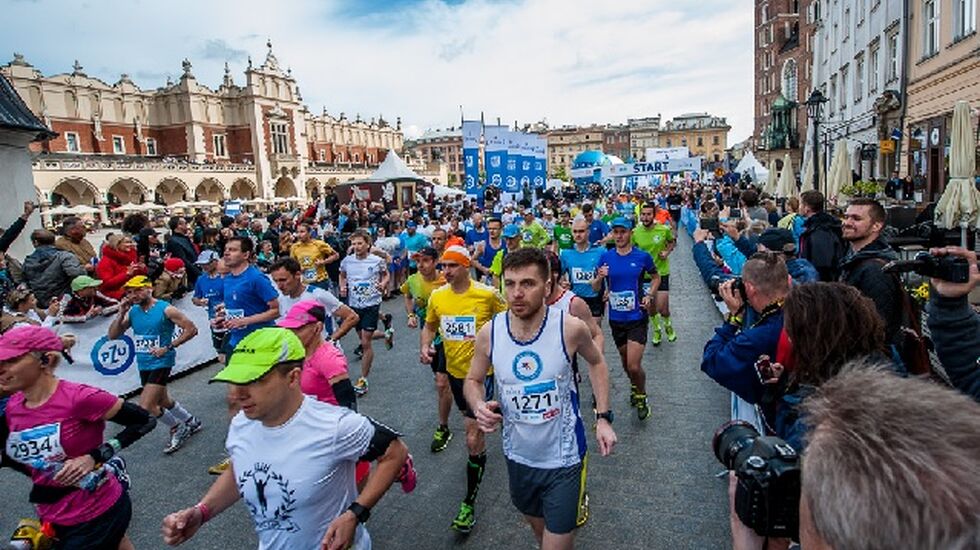 Krakow Marathon har start på den gamle markedsplassen i byen, og med mottoet Gjennom historien, passerer løypa også mange av byens historiske minnesmerker. (Arrangørfoto)