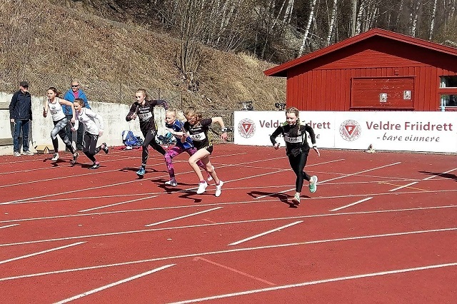 Fra starten for jenteklassen med 6 lag. Raufoss-jentene i sorte overdeler med startnr. 148 og 149 midt i feltet. (Foto: Veldre Friidrett)