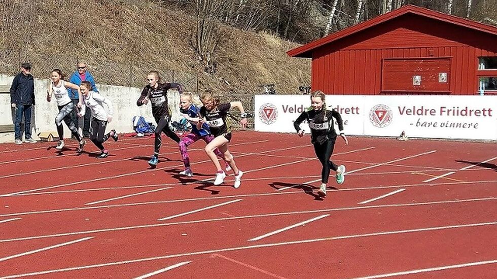 Fra starten for jenteklassen med 6 lag. Raufoss-jentene i sorte overdeler med startnr. 148 og 149 midt i feltet. (Foto: Veldre Friidrett)