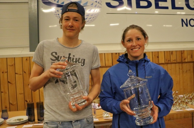 Vetle Uhre Hammersvik, Førde IL og Eli Karin Sjåstad Åsebø, Volda får holde på vandrepokalene. Foto: Martin Hauge-Nilsen