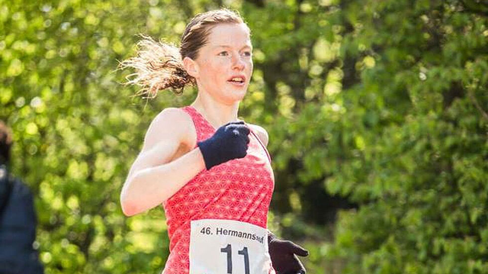 Hilde Aders løper inn til sin tredje seier på tre år i Hermannslauf. (Foto: Gunther Kracke, www.gk-photography.de) 
