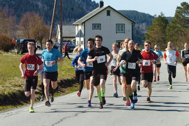 Fra terrengløpet Vågstranda Rundt før løperne kommer seg ut i terrenget. Andre Løseth som kom på andreplass, ser vi midt i bildet med startnummer 99. (Foto: arrangøren)