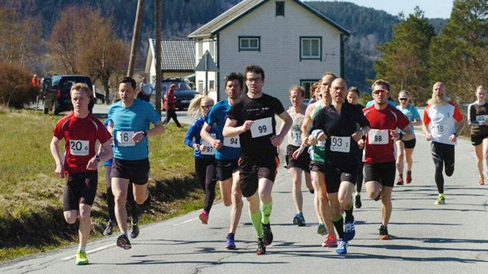 Fra terrengløpet Vågstranda Rundt før løperne kommer seg ut i terrenget. Andre Løseth som kom på andreplass, ser vi midt i bildet med startnummer 99. (Foto: arrangøren)