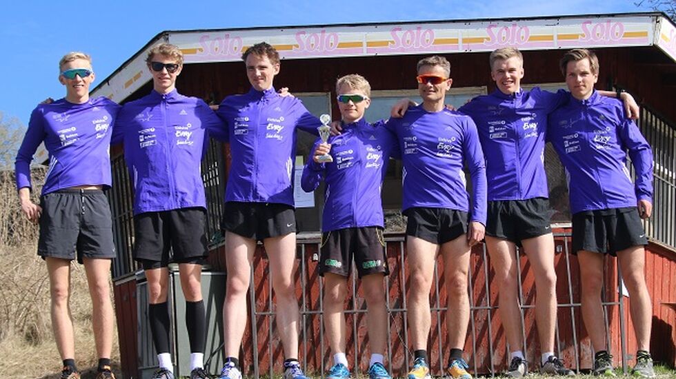 FIK Orions seirende lag i menn senior bestod av (fra v.) Even Brøndbo Dahl, David A. Grøttå, Fredrik Sætran, Mads Fraurud, Thomas Fraurud, Sigurd Ruud Skjeseth og Kristian Larsen.